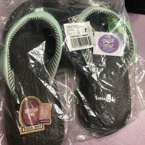 Sanuk Size 7 mint flip flop NWT